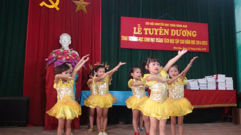 Lễ tuyên dương trao thưởng học sinh đạt thành tích học tập cao năm học 2014-2015 